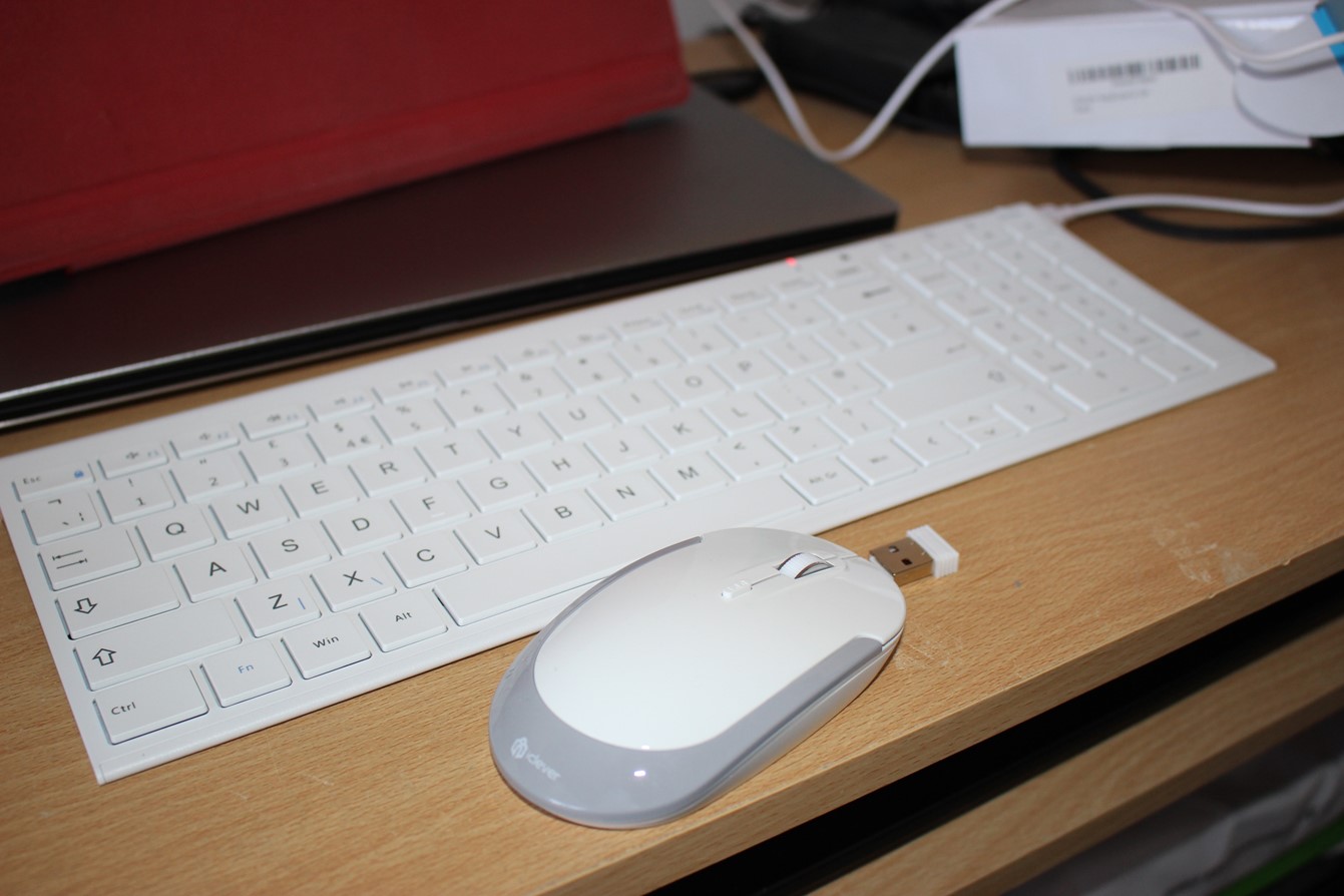 does a mac keyboard have a usb for a mouse